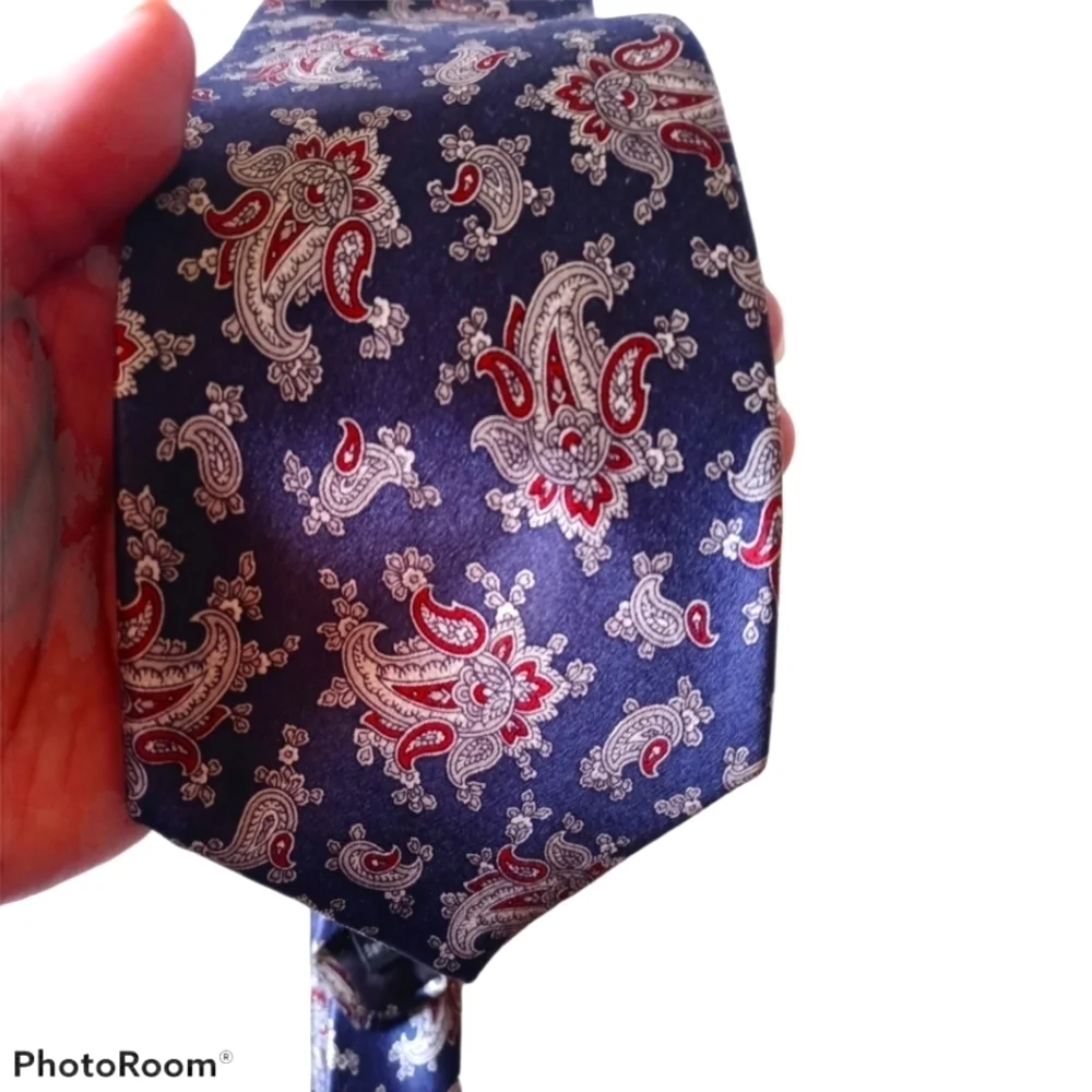 Oscar De La Renta Paisley Tie.